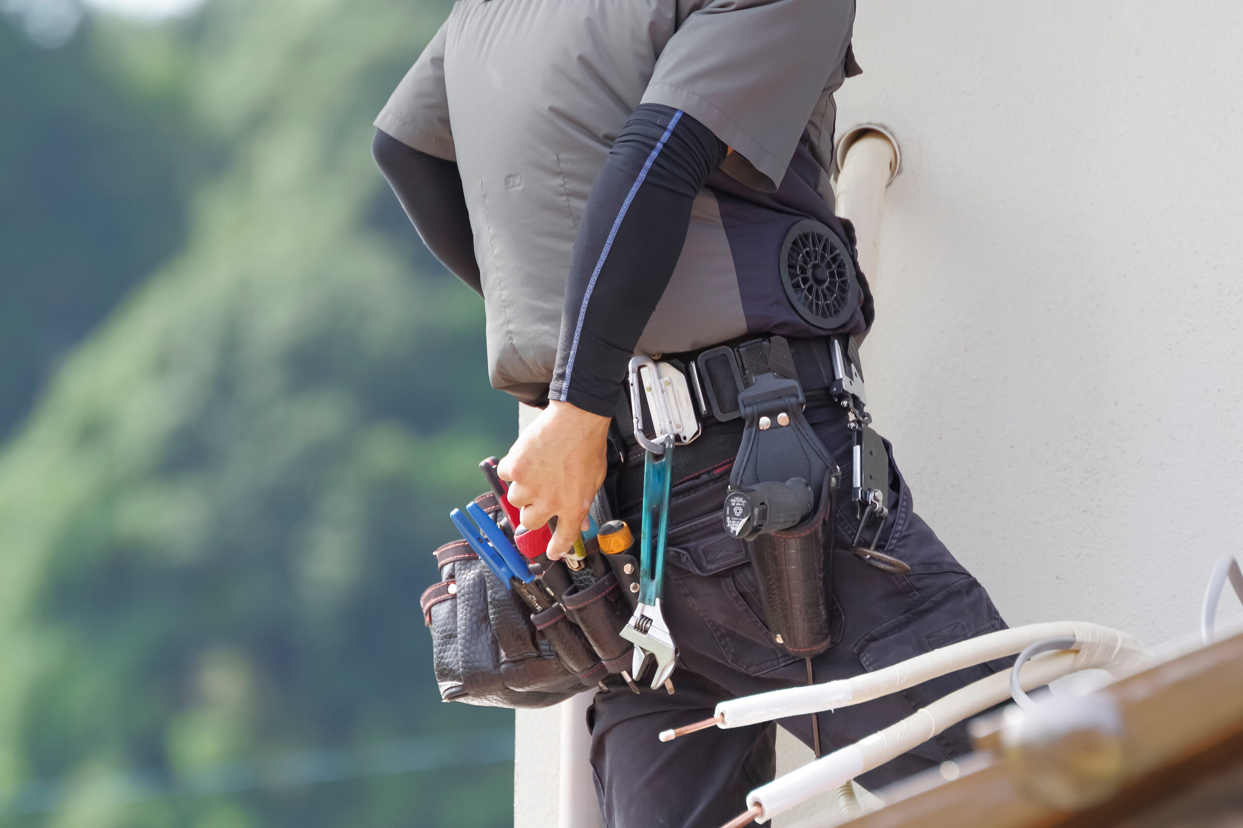 工具ベルトを着けた職人の手元