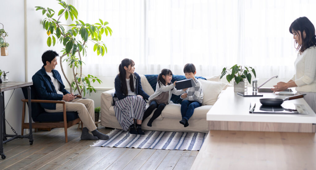 世代が集まる、光あふれる居間