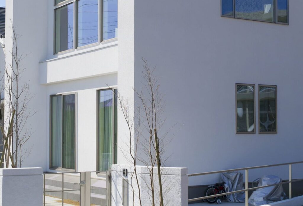白でまとめた、程よい距離の家(デモ) 施工写真