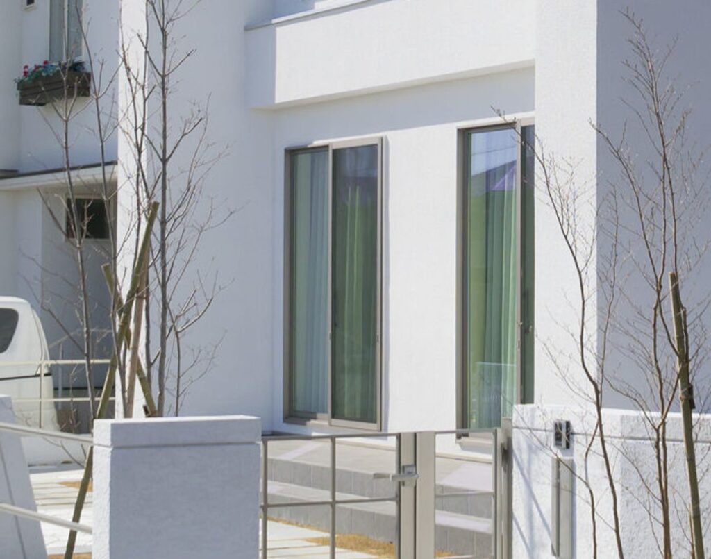 白でまとめた、程よい距離の家(デモ) 施工写真