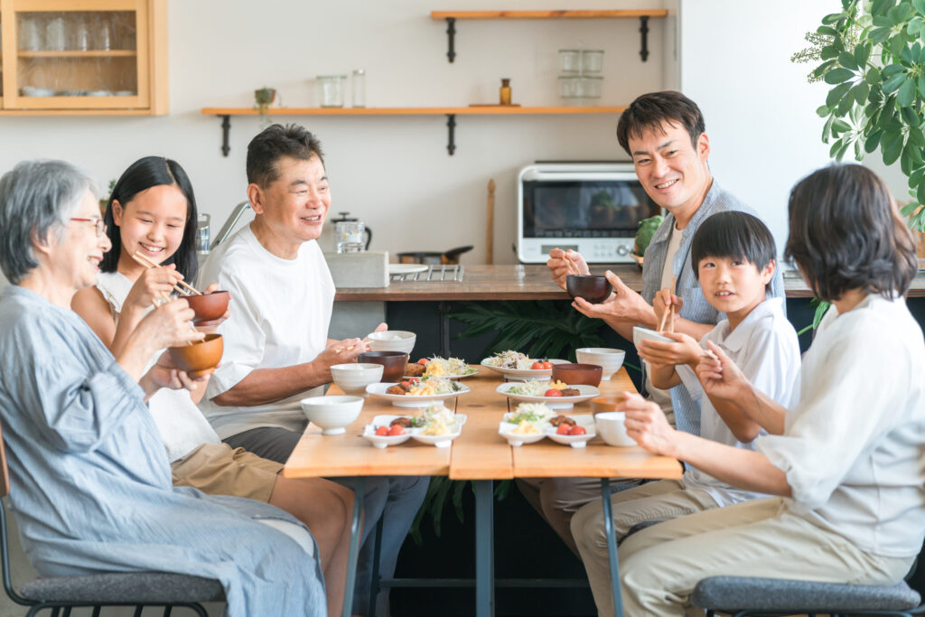 鍋をのぞきこむ距離で、話せるキッチン