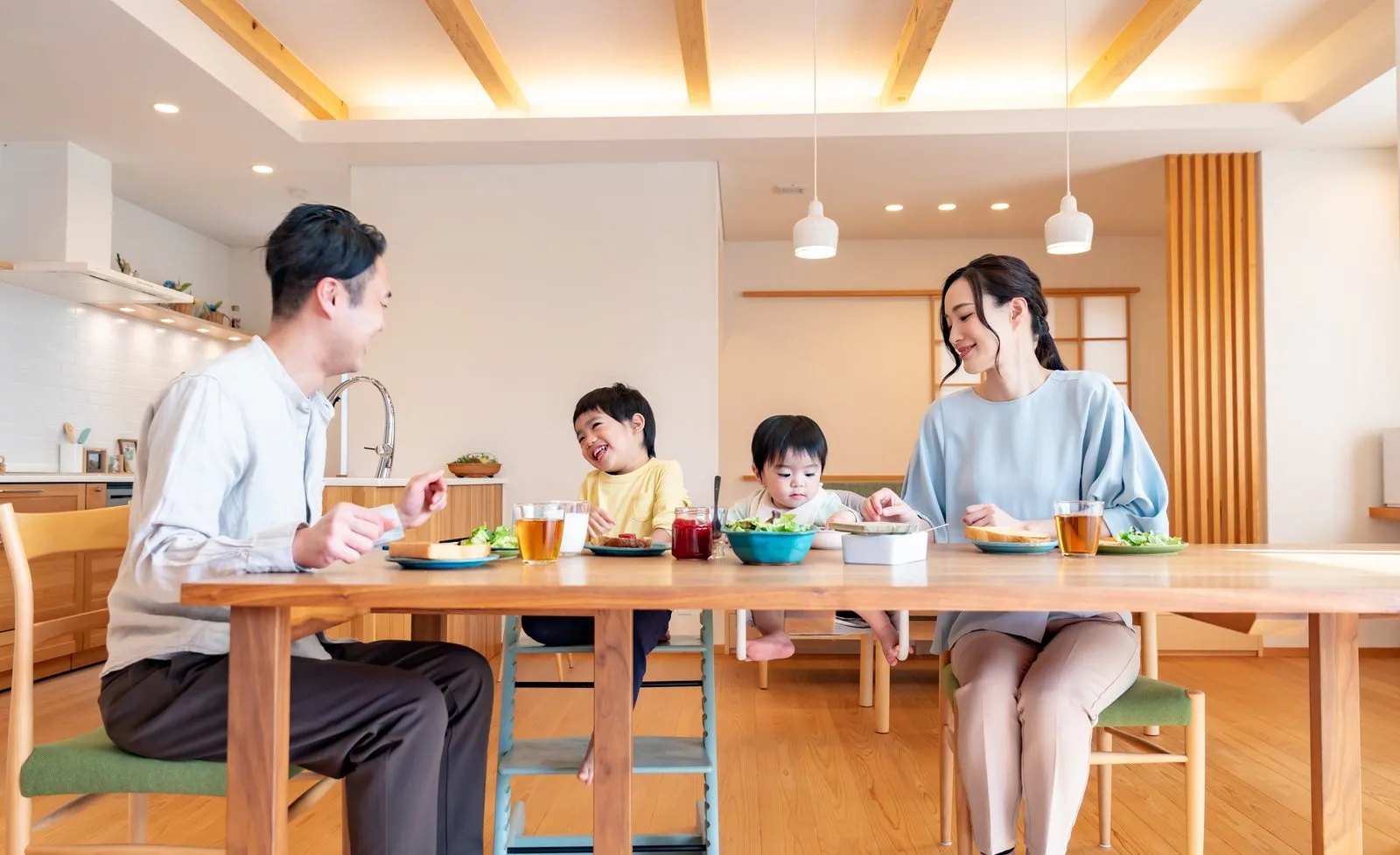 明るいダイニングで朝食をとる家族